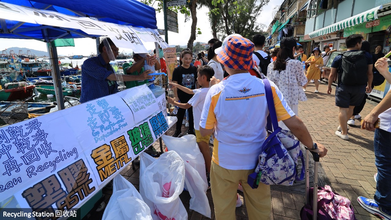 Participants are using the facilities at the recycling and water refilling stations