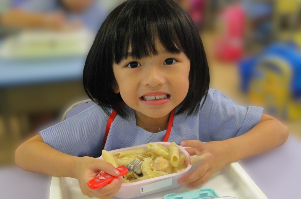 Students bring their own lunch by using reusable food containers