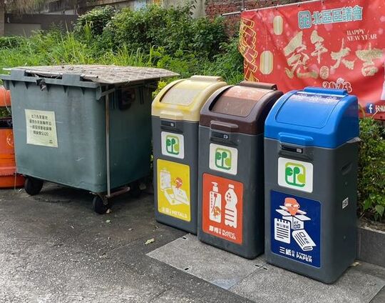 上水坑头村雍翠苑外小巴站旁