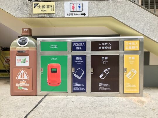 深水埗运动场 (前往3号看台的楼梯下面)