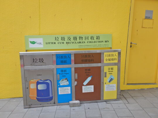 屯门西北游泳池 (近通往看台通道)