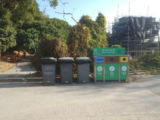 南丫島大灣新村燈柱44464號對面桶站旁