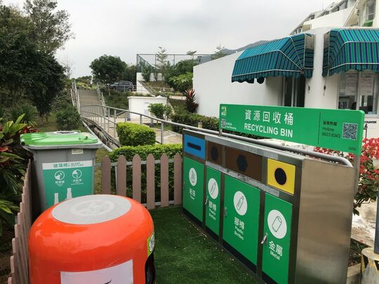 大屿山屿南道丽滨别墅入口旁行人路