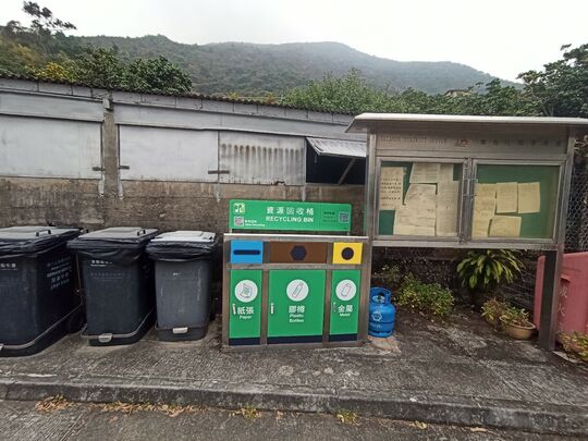 大嶼山深屈村8號屋側前空地