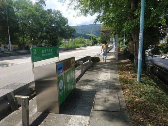 林锦公路近坑溪里路巴士站旁