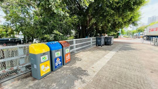 屏廈路羅屋村垃圾桶站側