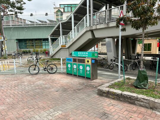 青山公路-洪水桥段近天桥底，巴士站附近