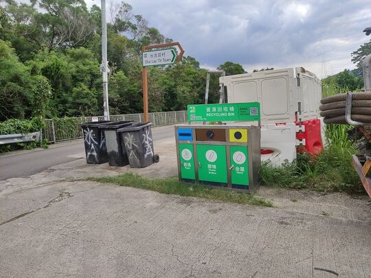 八鄉水流田村(石崗機場路 , 燈柱FB9295附近)