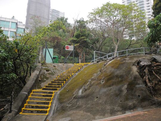 浅水湾海滩道休憩处 (加油站下面)