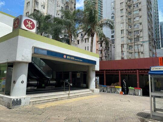 鲗鱼涌芬尼街5号对出行人路