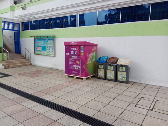 屯门泳池内的壁球场入口