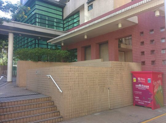 香港大學何東夫人紀念堂與施德堂的通道 (餐廳對出)