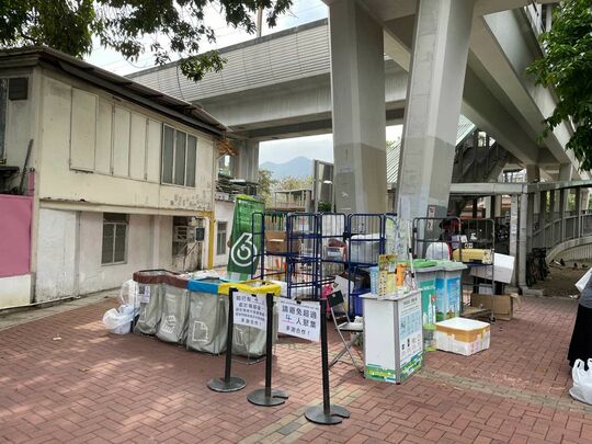 屯门蓝地轻铁站侧行人路空地位置