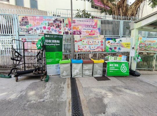 观塘月华街（近天星楼）对出行人路