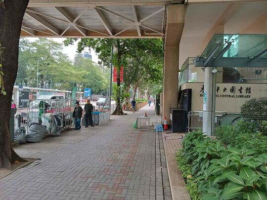 铜锣湾香港中央图书馆对出高士威道行人路