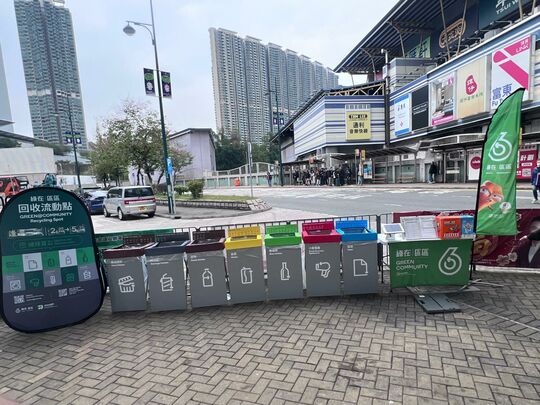 東涌達東路近東涌站對出行人路（行人天橋底）