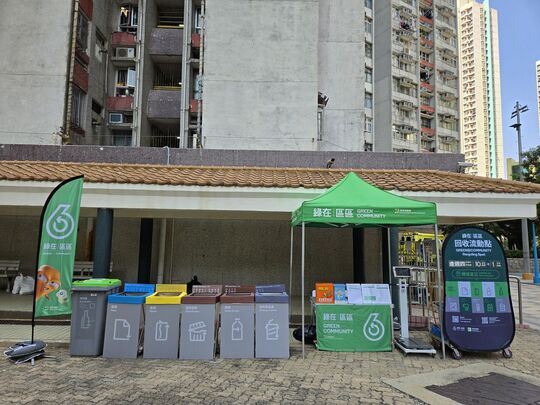 彩霞邨彩日樓對出行人路(面向排球場)