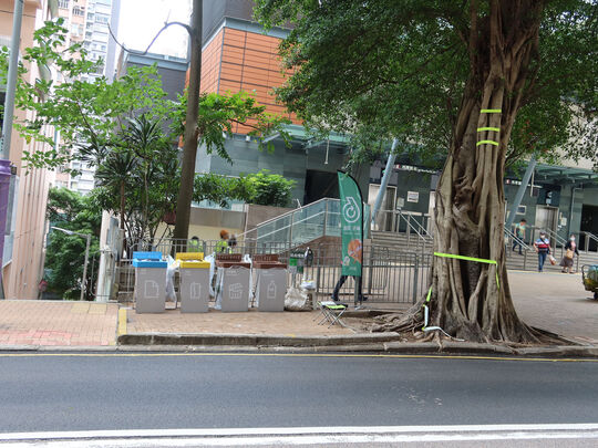 西营盘般咸道港铁西营盘站C出口对出行人路