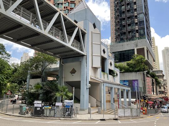 西湾河成安街行人路（近耀兴道）