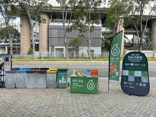 东涌文东路近灵粮堂怡文中学对出行人路