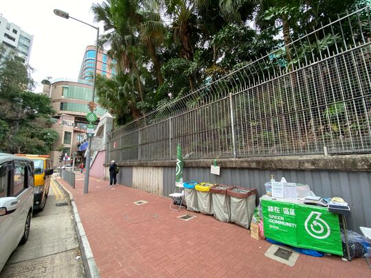 九龙城太子道西与基堤道交界（近行人天桥旁）行人路