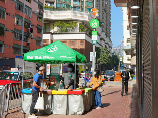 九龙城靠背垄道与落山道交界，晨乐大厦对出行人路