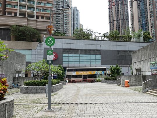 坑口港铁站A2出口对出行人路