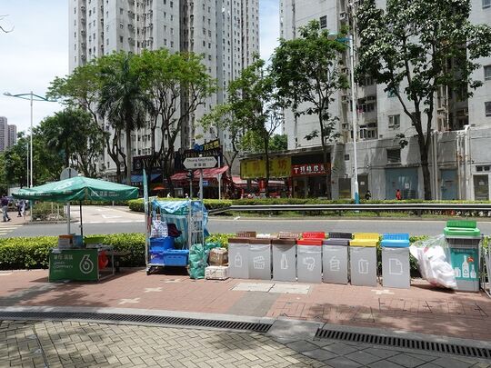 坑口港铁站A2出口对出行人路