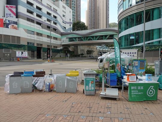 将军澳景岭路与彩明街交界近香港知专设计学院对出行人路