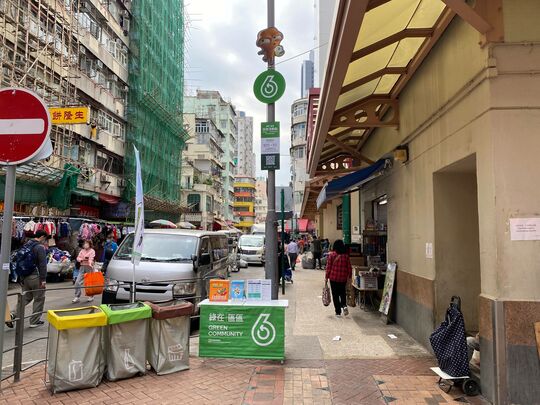 深水埗北河街与基隆街交界， 北河街街市对出行人路