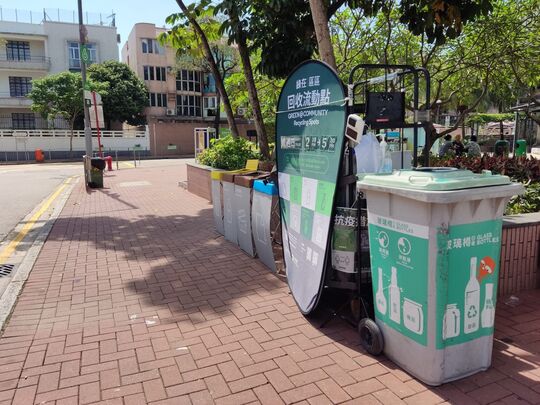 深水埗雀桥街休憩处对出达之路行人路