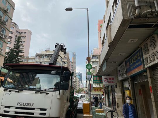 深水埗南昌街与福荣街交界，南昌街182号对出行人路