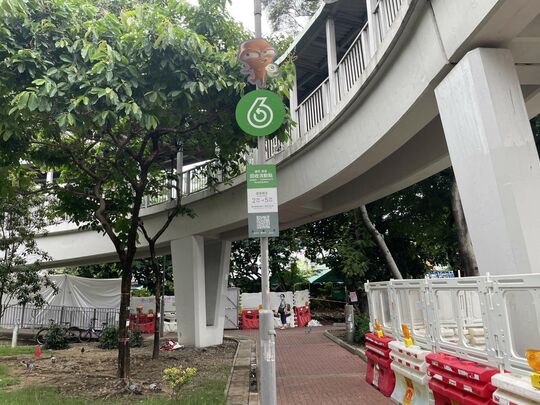 屯门蓝地轻铁站侧行人路空地位置