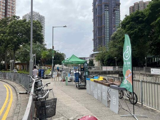 元朗凤攸北街休憩处对出行人路