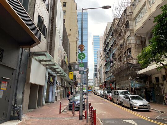 佐敦金峰大厦（弥敦道241至243号）对出行人路