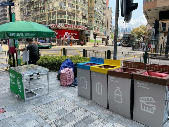 佐敦金峰大厦（弥敦道241至243号）对出行人路