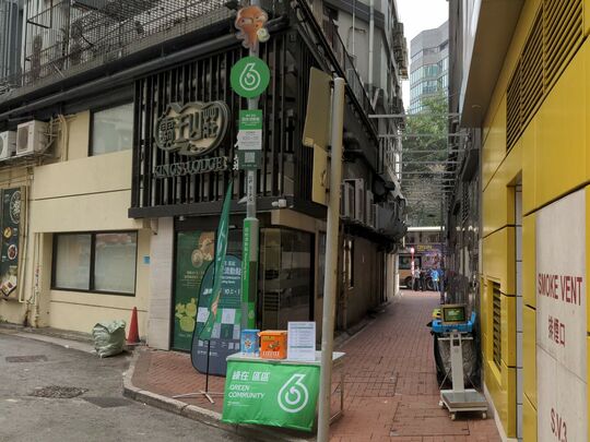 尖沙咀嘉兰围1至3号对面行人路