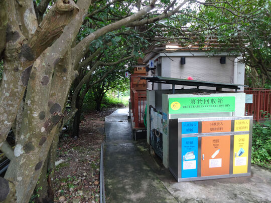 大嶼山大浪灣村垃圾收集站 (近公廁)